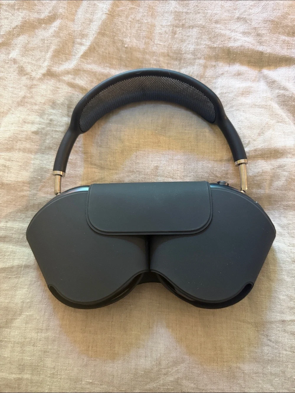 Apple Max Headphones in Midnight.